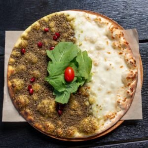 منقوشة نص جبنة نص زعتر